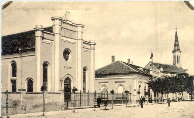 Az 1864-ben épült váci zsinagóga képeslapon (Forrás: MZSL)
